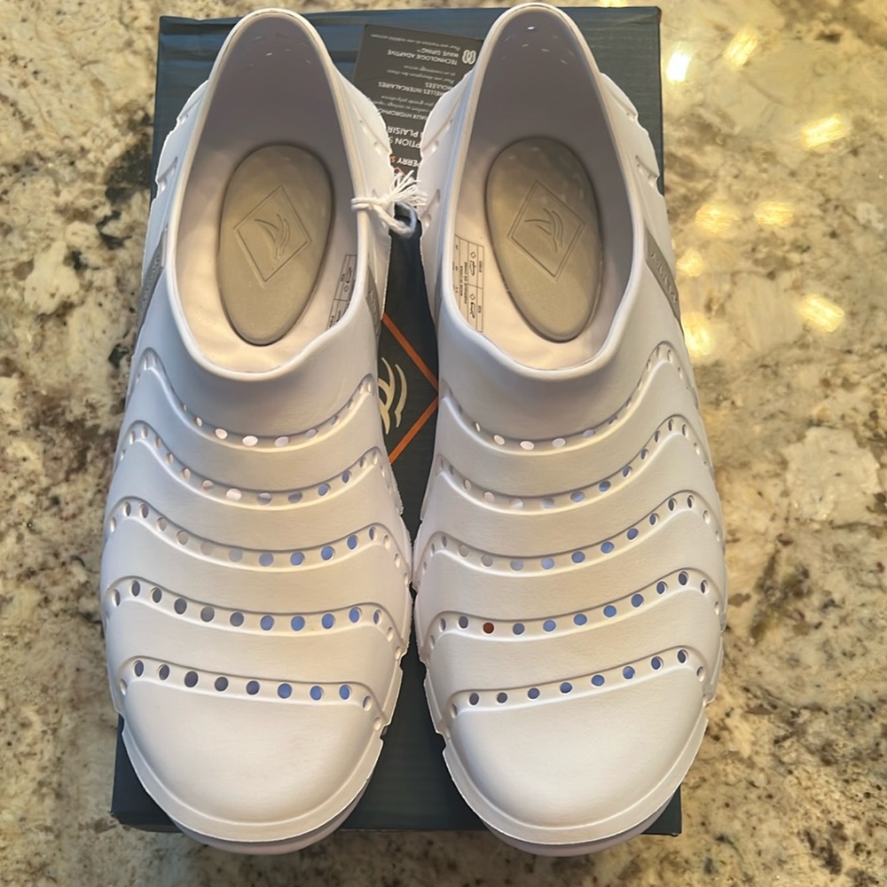 New in Box Women’s Sperry Water Strider - 8